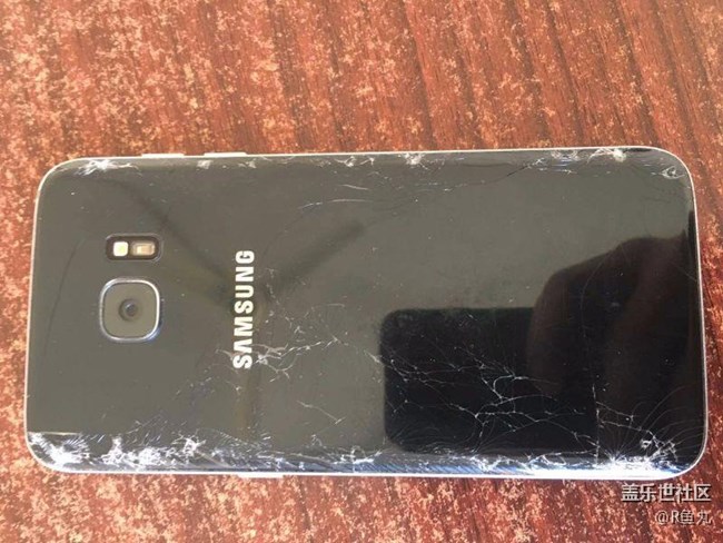今天s7e摔了，背面玻璃碎了，求解答