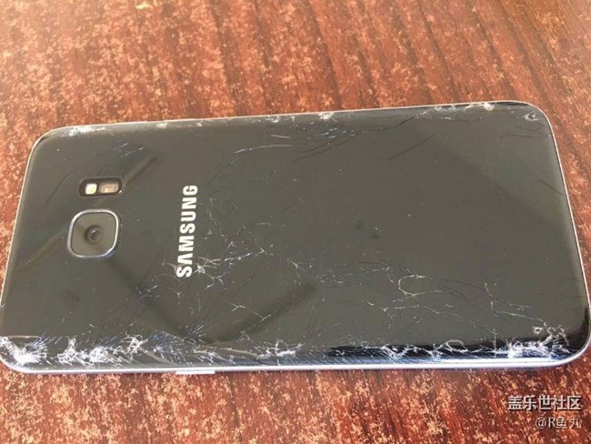 今天s7e摔了，背面玻璃碎了，求解答
