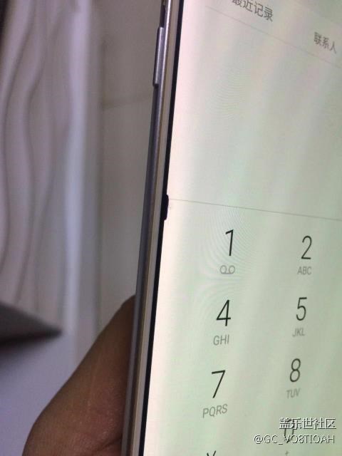 左邊曲屏多了個小黑點