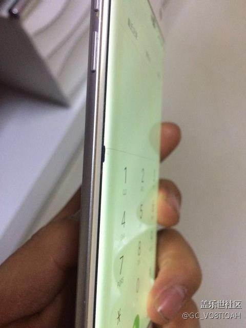 左邊曲屏多了個小黑點