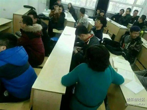 課堂玩《王者榮耀》無(wú)法自拔 女老師坐旁邊表情亮了