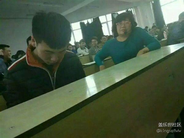 課堂玩《王者榮耀》無(wú)法自拔 女老師坐旁邊表情亮了