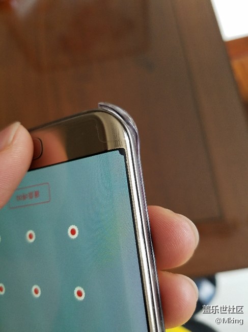 S7edge屏幕左下角一個黑色的點，漏液么，保修不？求助