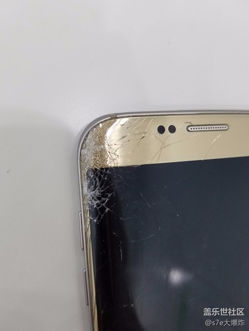 屏幕碎了，1550元，心痛。