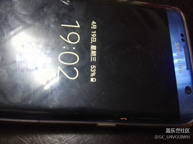 手機(jī)突然出現(xiàn)彩色亮點(diǎn)，和一條白色的直線