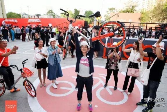 摩拜新單車有多輕？女生可輕松舉起