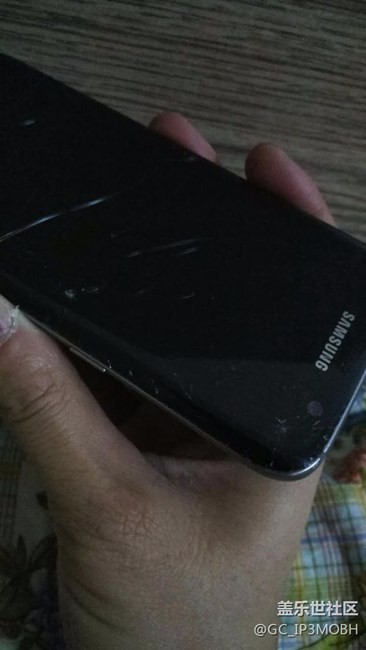 s7edge手一揮，摔水泥地后發(fā)生的事。