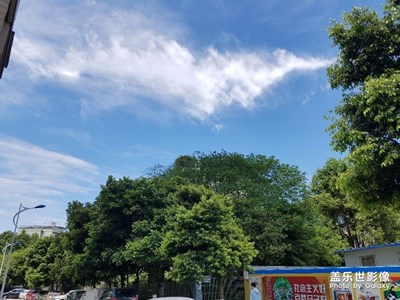 藍藍的天空白云飄