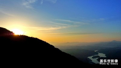 我見(jiàn)青山多嫵媚