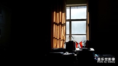 村委會(huì)辦公桌一角