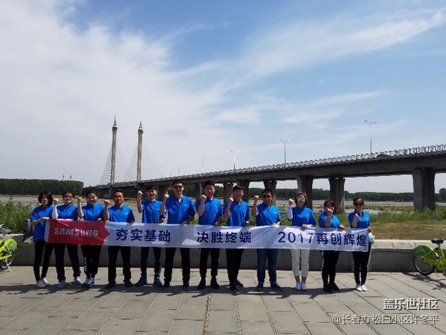 微笑在臉 服務(wù)在心 微笑在臉 服務(wù)在心