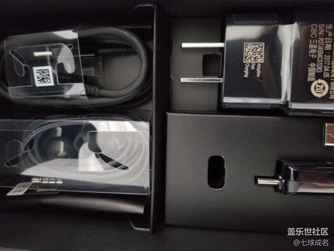 今天早上已經(jīng)拿到S8+，簡單發(fā)張圖吧。