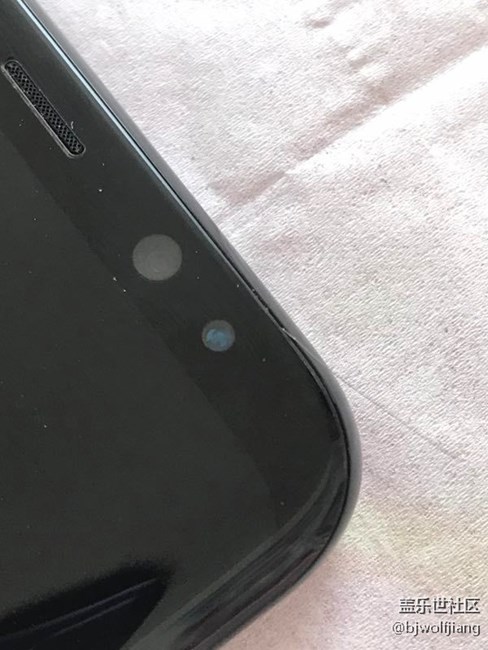 屏幕上方縫隙可以放進(jìn)頭發(fā)絲，正常嗎？