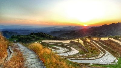 夕陽(yáng)下的三樓村