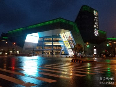 下雨也要逛街??