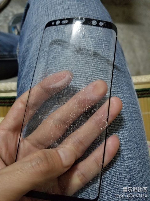 曲面鋼化膜還是有點小坑，一天就撕掉它了。