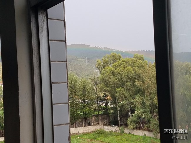 這個(gè)相機(jī)是不是出問(wèn)題了，感覺(jué)遠(yuǎn)方的樹(shù)放大變得好模糊