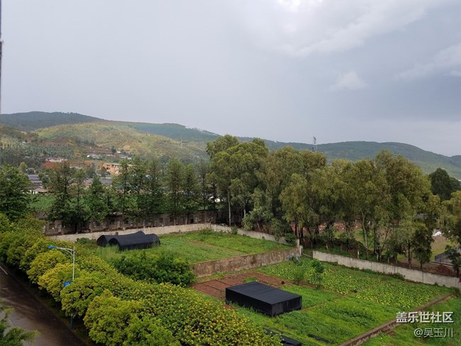 這個(gè)相機(jī)是不是出問(wèn)題了，感覺(jué)遠(yuǎn)方的樹(shù)放大變得好模糊