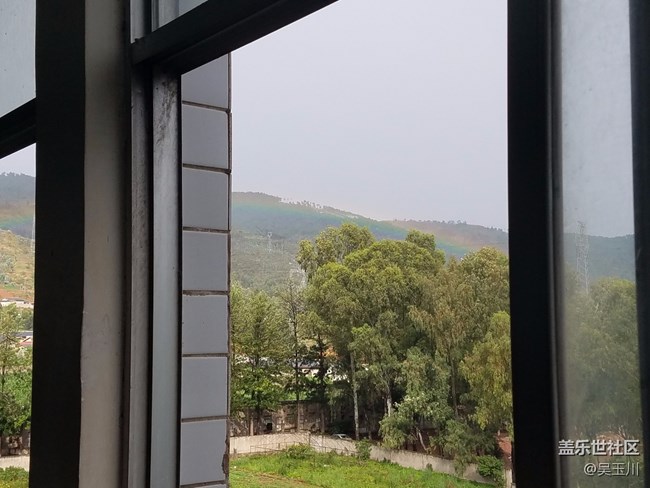 這個(gè)相機(jī)是不是出問(wèn)題了，感覺(jué)遠(yuǎn)方的樹(shù)放大變得好模糊