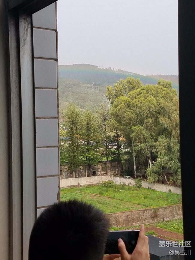 這個(gè)相機(jī)是不是出問(wèn)題了，感覺(jué)遠(yuǎn)方的樹(shù)放大變得好模糊