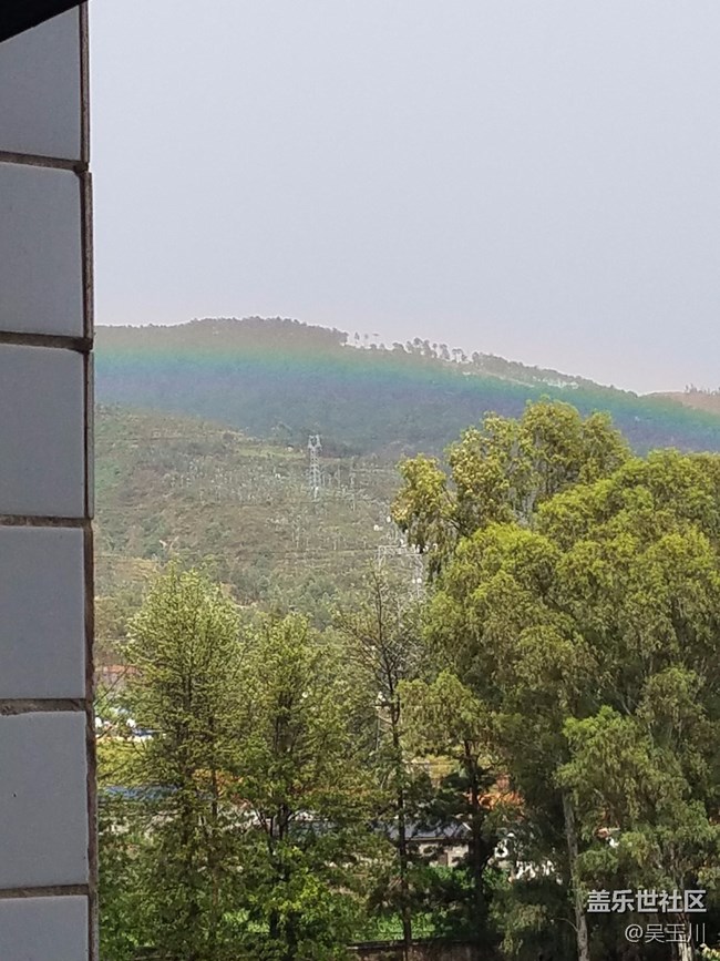 這個(gè)相機(jī)是不是出問(wèn)題了，感覺(jué)遠(yuǎn)方的樹(shù)放大變得好模糊