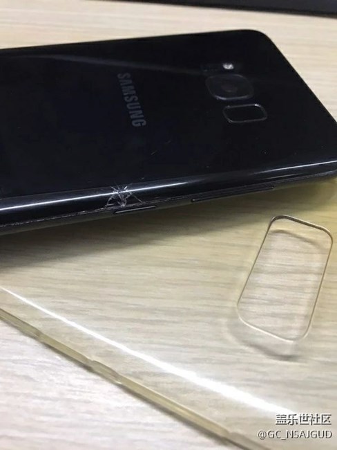 帶了保護套 s8都可以摔碎  不到半米