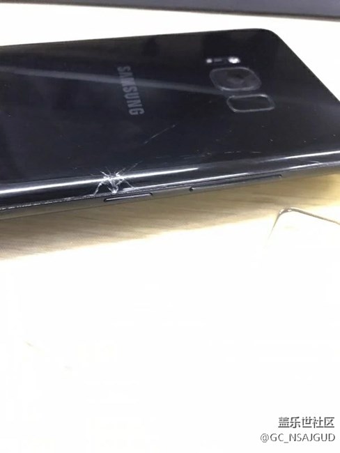 帶了保護套 s8都可以摔碎  不到半米