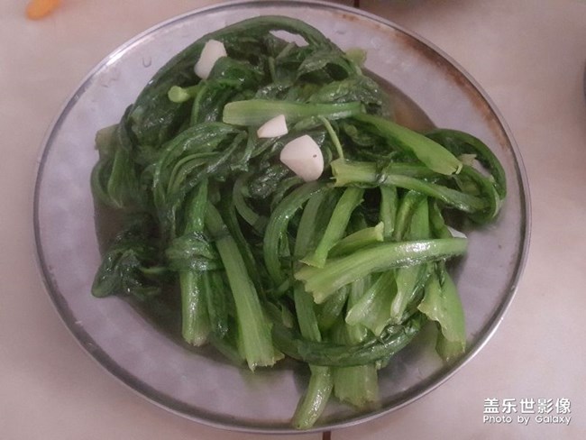 我和家人一起做飯