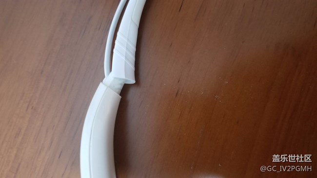 官網(wǎng)買S8送的Level U藍牙耳機，帶了不到5天就脫膠了