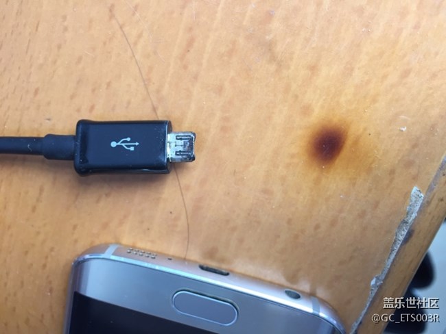 三星晚上充電直接燒毀，多虧發(fā)現(xiàn)早。