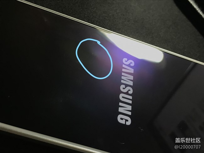 前幾天在天貓?zhí)K寧入了臺note5 現(xiàn)在發(fā)現(xiàn)內(nèi)屏上有個突起。。