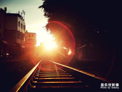 當(dāng)夜幕逐漸降臨一座城