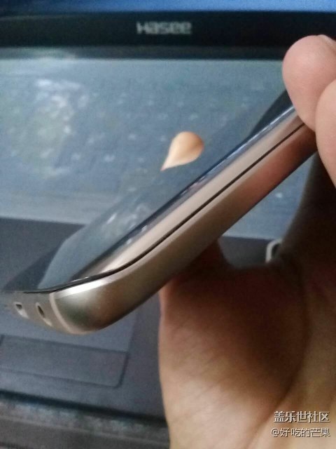 手機后蓋開膠，怎么回事？