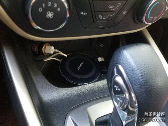 新車都帶無線充電板了，自己加一個