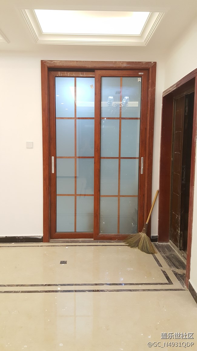 拍出來的照片中間是彎的，怎么回事