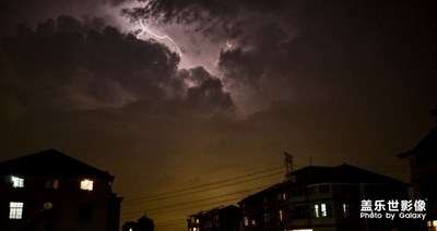 趁著下雨前拍攝的閃電