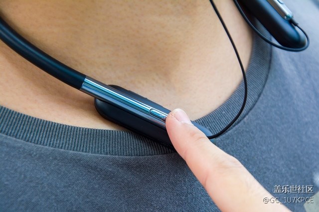 三星U Flex運(yùn)動(dòng)耳機(jī)