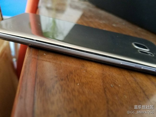 s7edge質(zhì)量太差，玩?zhèn)€王者榮耀竟然會炸后蓋，各位要小心了