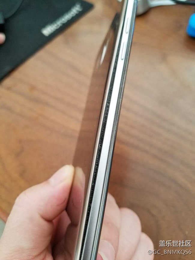 s7edge質(zhì)量太差，玩?zhèn)€王者榮耀竟然會(huì)炸后蓋，各位要小心了