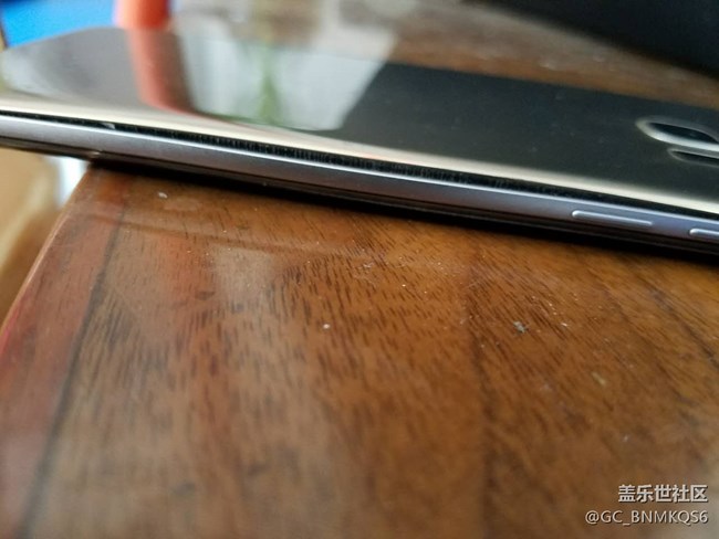 s7edge質(zhì)量太差，玩?zhèn)€王者榮耀竟然會(huì)炸后蓋，各位要小心了