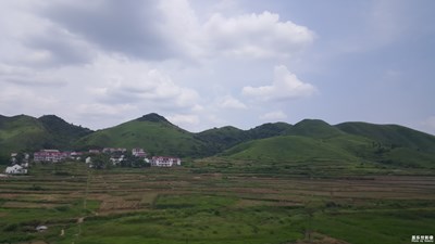 高鐵途徑的山村風(fēng)景