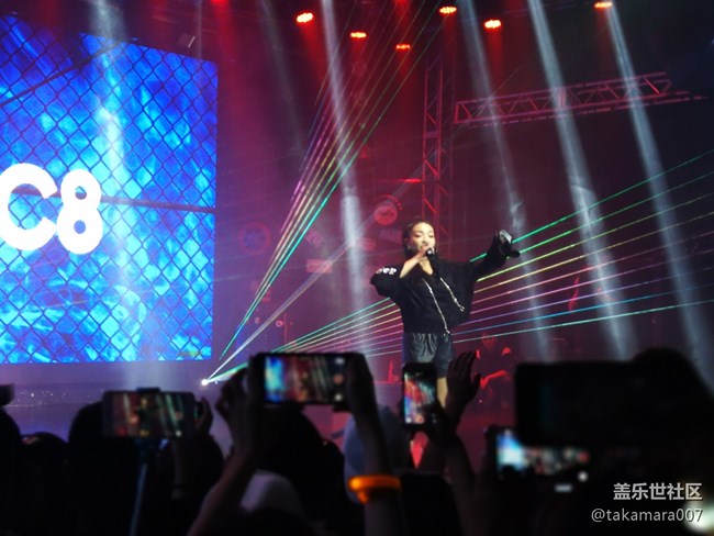 三星C8中國(guó)發(fā)布，嘻哈歌手助力燃爆全場(chǎng)