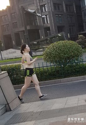 晨練時看到一位美女
