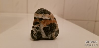這人啊就像這石頭，無論你再尖銳也會被磨平棱角，變得圓潤。
