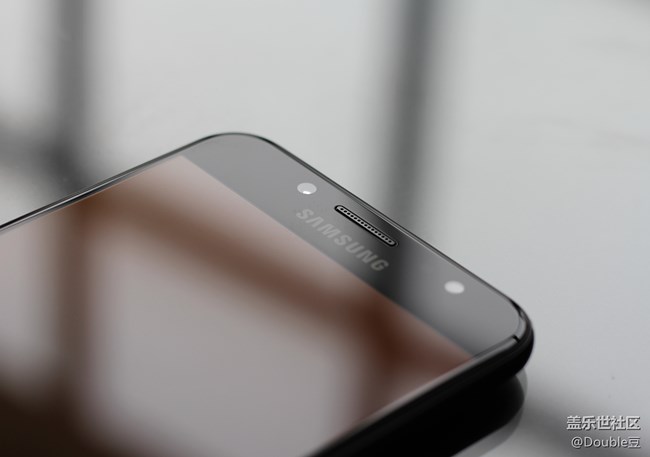 嘻哈新頑主:三星C8外觀賞析 嘻哈新頑主:三星C8外觀賞析