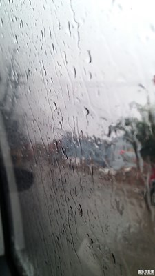 十一假期團(tuán)圓季+雨中行車