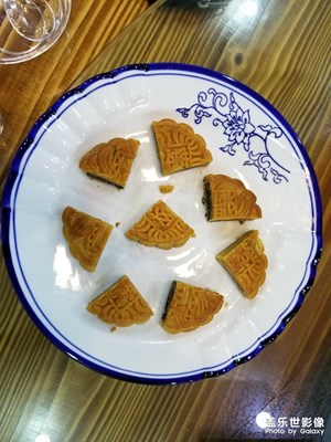 十一假期團(tuán)圓季+全家團(tuán)圓中秋夜，月餅飄香北湖濱。