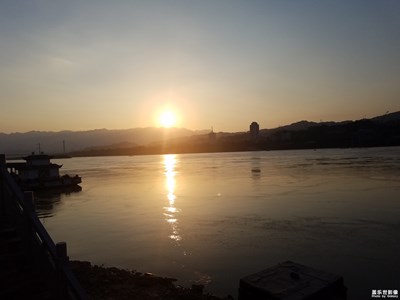 一道殘陽鋪水中