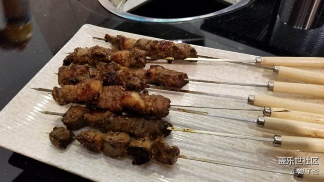 邊吃烤串邊看球