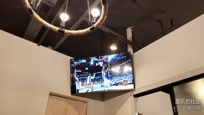 邊吃烤串邊看球